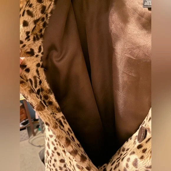 Cheetah print faux fur coat with a rich satin lining. - Picture 3 of 4